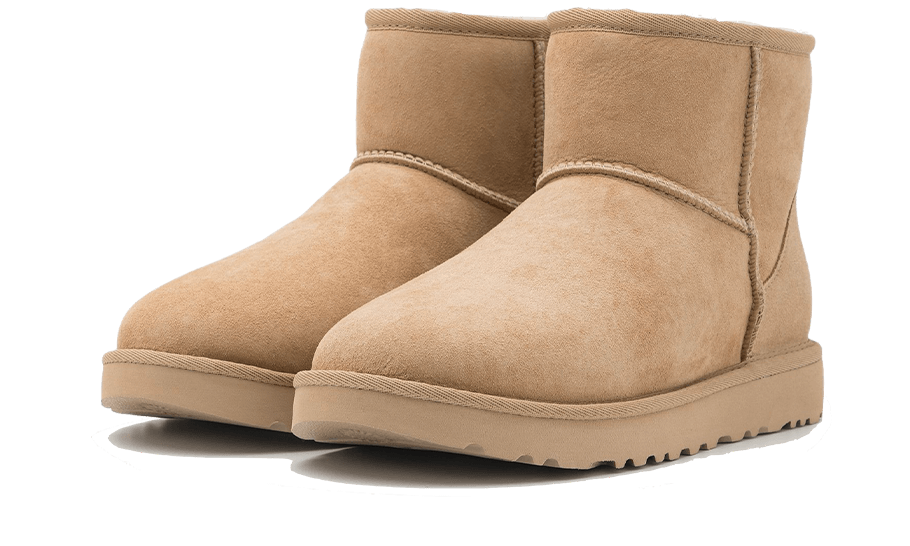UGG Classic Mini II Boot Mustard Seed – šikmý pohľad zvýrazňujúci kompaktný tvar, mäkký semišový zvršok a čistý, nadčasový dizajn modelu Classic Mini II.