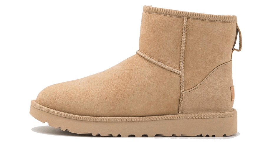 UGG Classic Mini II Boot Mustard Seed – bočný pohľad na ikonické členkové čižmy zo semišu v jemnej béžovo-pieskovej farbe Mustard Seed s nízkym strihom.