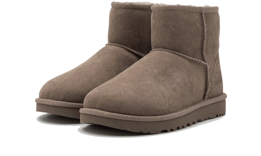 UGG Classic Mini II Boot Smoke Plum – šikmý pohľad zvýrazňujúci kompaktný tvar, mäkký semišový zvršok a čistý, nadčasový dizajn modelu Classic Mini II.