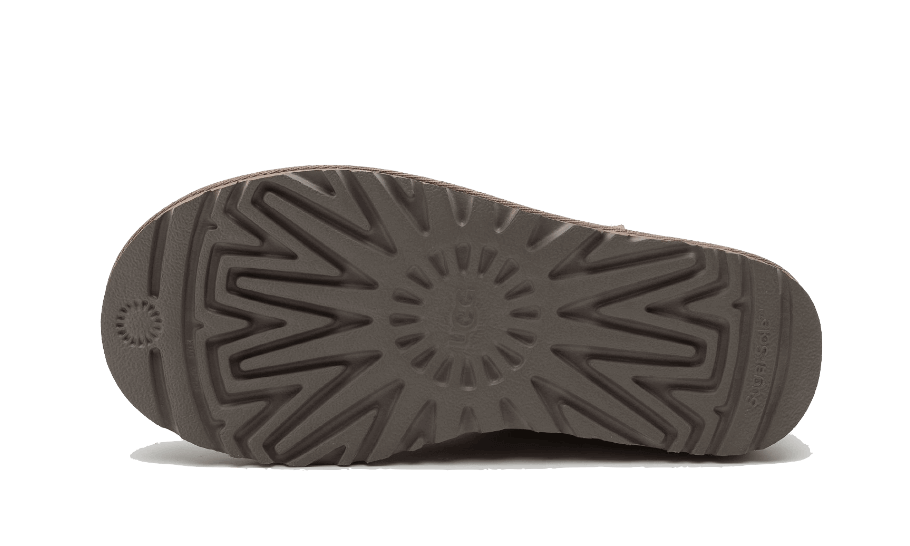 UGG Classic Mini II Boot Smoke Plum – detail podrážky s protišmykovým vzorom pre stabilitu a pohodlie pri každodennom nosení.