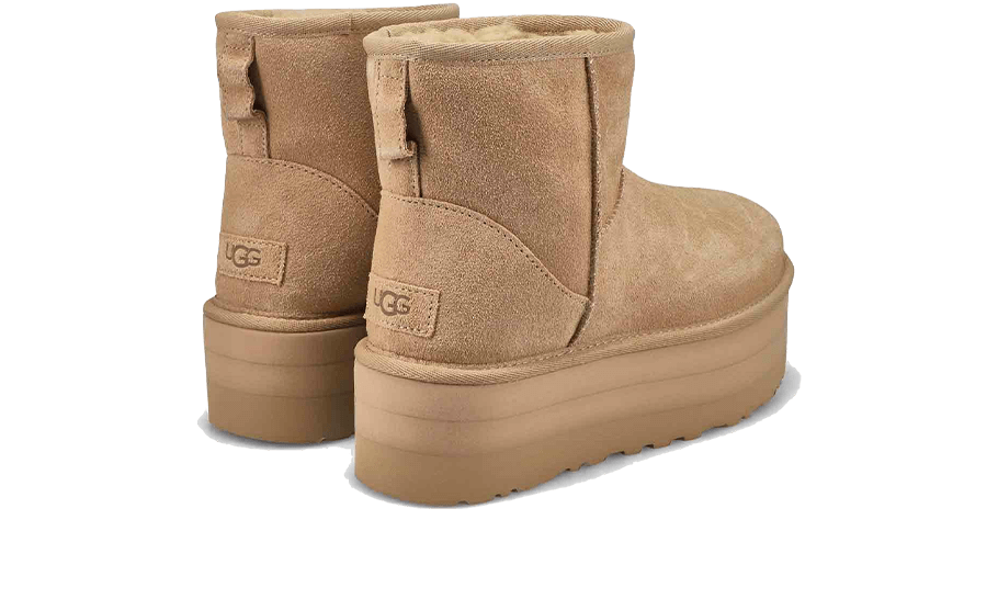 UGG Classic Mini Platform Boot Mustard Seed – pohľad na krátky strih, spevnený opätok a modernú platformu.