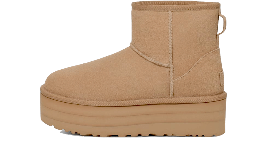 UGG Classic Mini Platform Boot Mustard Seed – bočný pohľad na semišové členkové čižmy v svetlom béžovom odtieni Mustard Seed so zvýšenou platformovou podrážkou.
