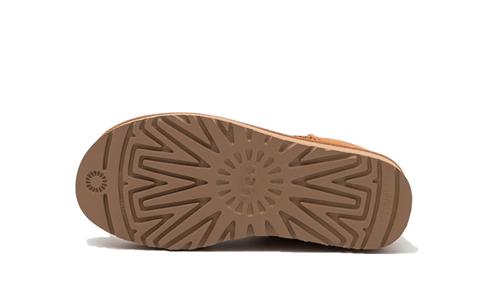 Podrážka UGG Classic Mini Platform Boot Chestnut – robustná gumová podrážka s protišmykovým vzorom pre stabilitu pri chôdzi.