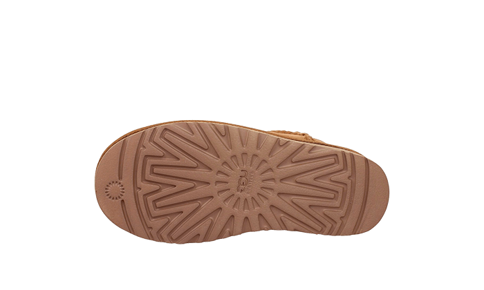 UGG Classic Mini II Chestnut (Enfant) – detail podrážky s protišmykovým vzorom pre stabilitu a bezpečný krok pri každodennom nosení.