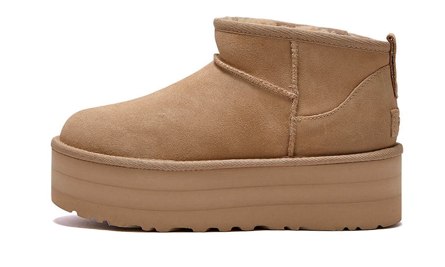 UGG Classic Ultra Mini Platform Boot Mustard Seed – bočný pohľad na semišové ultra mini platformové čižmy v svetlom béžovom odtieni Mustard Seed.