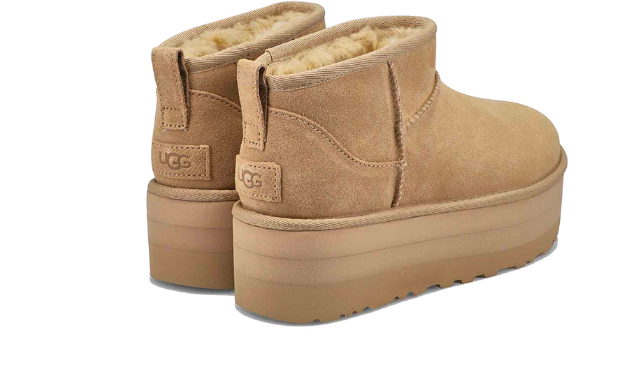 Zadná časť UGG Classic Ultra Mini Platform Boot Mustard Seed s pútkom na jednoduché obúvanie a spevneným opätkom.