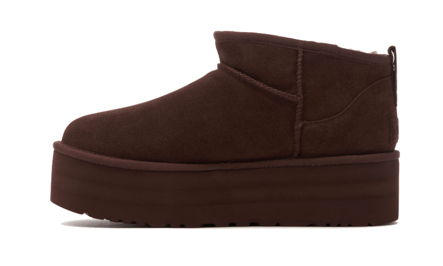 UGG Classic Ultra Mini Platform Burnt Cedar – bočný pohľad na semišové ultra mini platformové čižmy v tmavohnedom odtieni Burnt Cedar.