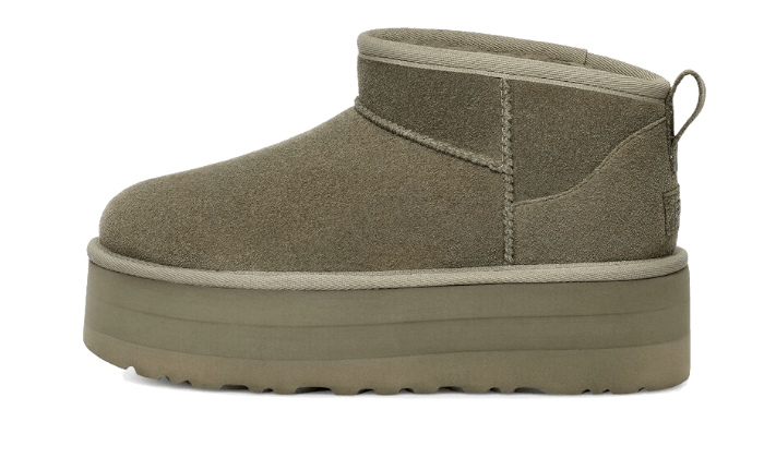 UGG Classic Ultra Mini Platform Driftwood – bočný pohľad na semišové ultra mini platformové čižmy v svetlom prírodnom odtieni Driftwood.