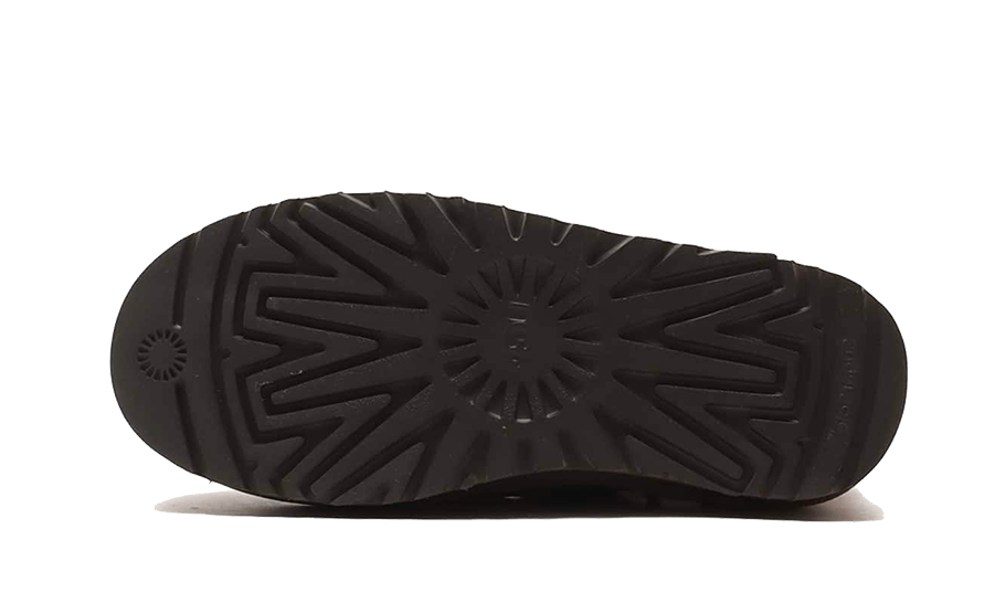 Podrážka UGG Neumel Platform Chelsea Boot Smoke Plum – robustná gumová podrážka s protišmykovým vzorom.