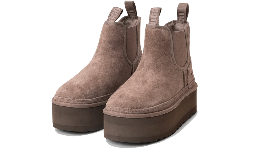 UGG Neumel Platform Chelsea Boot Smoke Plum – pohľad na platformovú podrážku, elastické bočné panely a pútka na jednoduché obúvanie.