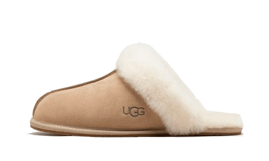 UGG Scuffette II Mustard Seed – bočný pohľad na semišové papuče v svetlej béžovej farbe Mustard Seed s mäkkou kožúškovou podšívkou a otvoreným slip-on dizajnom.