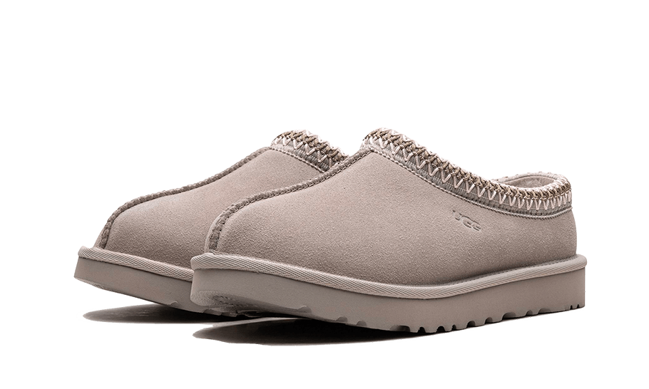 UGG Tasman Slipper Goat – pohľad na tvar papuče, mäkké polstrovanie a čistý minimalistický dizajn.
