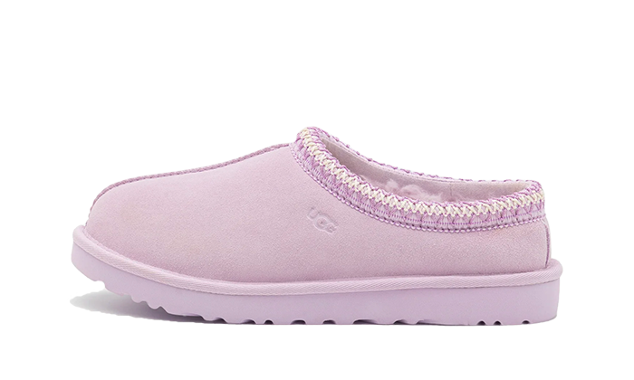 UGG Tasman Slipper Lavender Fog – bočný pohľad na papuče v jemnom levanduľovom odtieni Lavender Fog so semišovým zvrškom a ikonickým Tasman lemom.