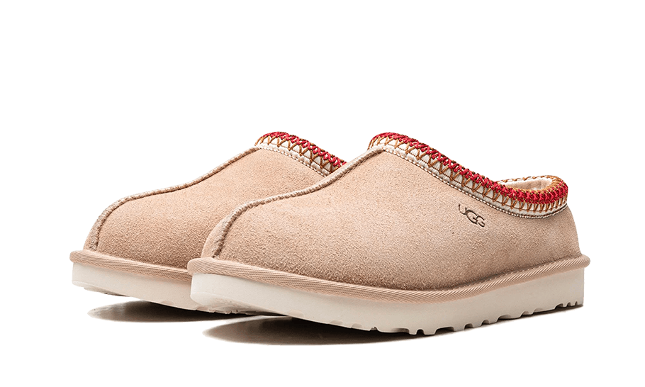 UGG Tasman Slipper Sand Dark Cherry – pohľad na tvar papuče, mäkké polstrovanie a jemný farebný kontrast.