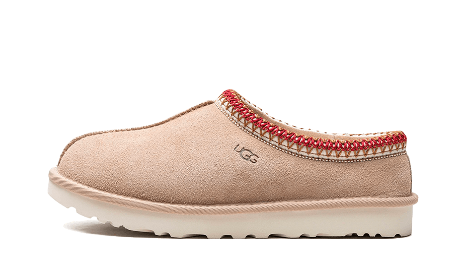 UGG Tasman Slipper Sand Dark Cherry – bočný pohľad na papuče v pieskovom odtieni Sand s kontrastným lemom Dark Cherry a semišovým zvrškom.