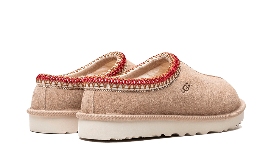 Zadná časť papúč UGG Tasman Slipper Sand Dark Cherry s pevným opätkom pre stabilnú chôdzu.