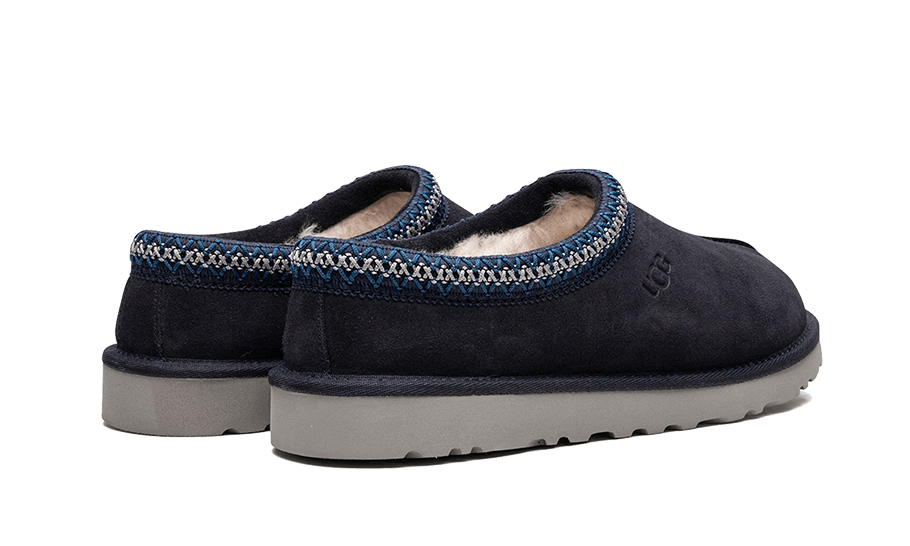 Zadná časť papúč UGG Tasman Slipper True Navy s pevným opätkom pre lepšiu stabilitu pri chôdzi.