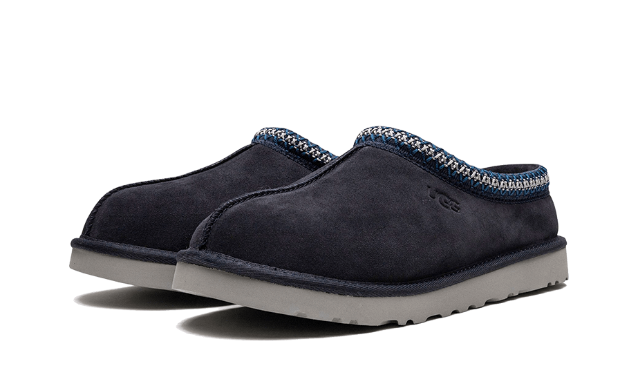 UGG Tasman Slipper True Navy – pohľad na tvar papuče, mäkké polstrovanie a klasický Tasman dizajn.