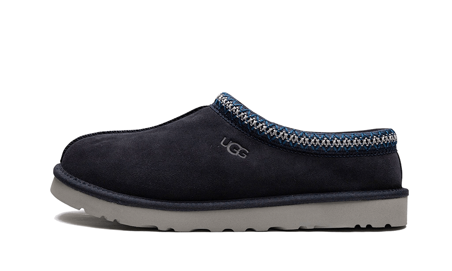 UGG Tasman Slipper True Navy – bočný pohľad na papuče v tmavomodrom odtieni True Navy so semišovým zvrškom a ikonickým Tasman lemom.