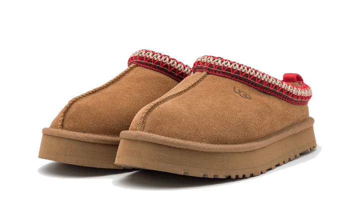 UGG Tazz Slipper Chestnut Enfant – pohľad na tvar papuče, pevný opätok a jednoduché nazúvanie.