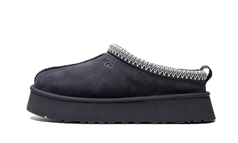 UGG Tazz Slipper Eve Blue – bočný pohľad na papuče v tmavomodrom odtieni Eve Blue so semišovým zvrškom a výrazným lemom.