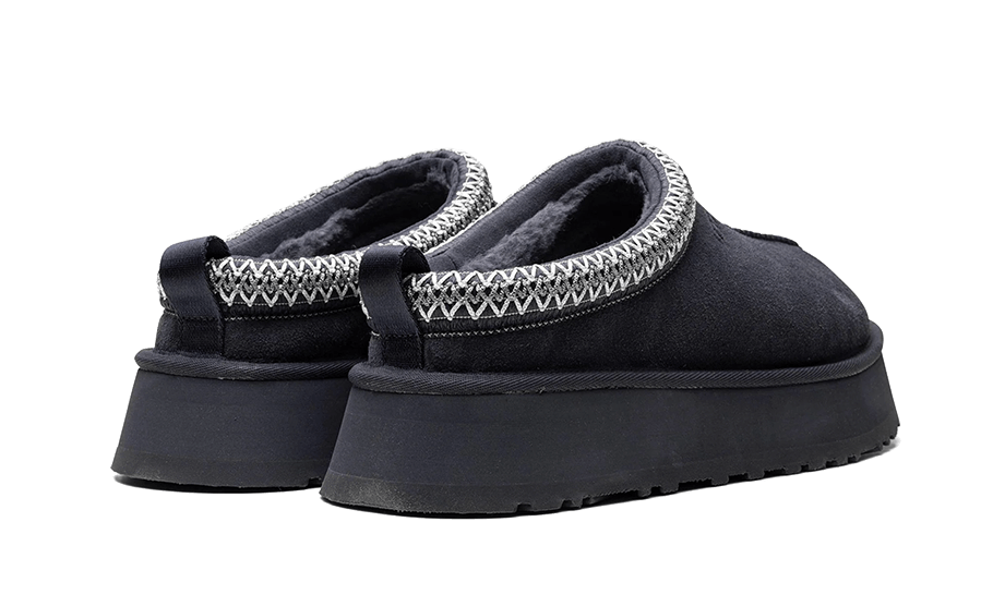 Zadná časť papúč UGG Tazz Slipper Eve Blue s praktickým pútkom pre jednoduché obúvanie.