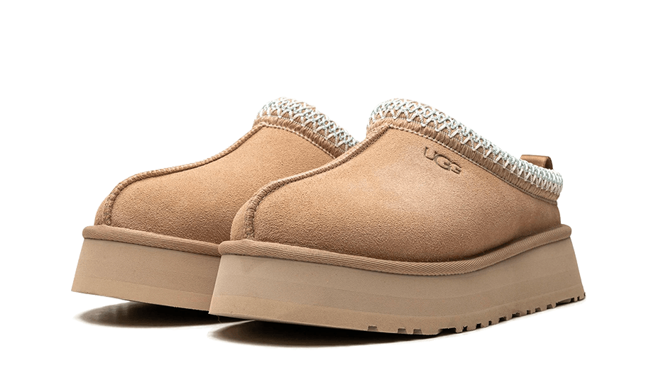 UGG Tazz Slipper Sand – pohľad na tvar papuče, mäkké polstrovanie a čistý minimalistický dizajn.