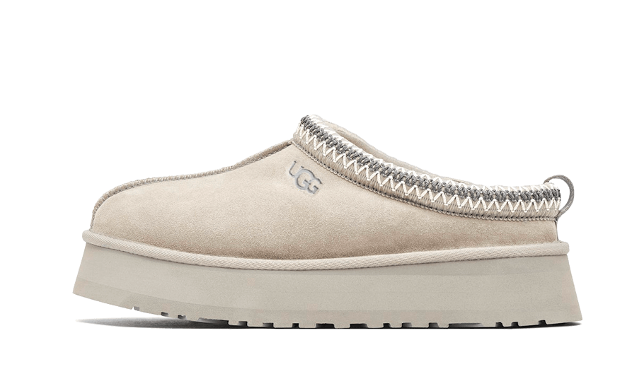 UGG Tazz Slipper Seal – bočný pohľad na béžové papuče so semišovým zvrškom, výrazným lemom a zvýšenou podrážkou.