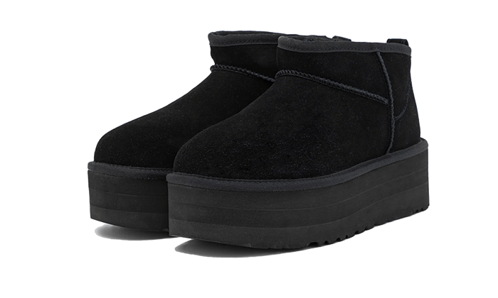 UGG Classic Ultra Mini Platform Black – pohľad na krátky strih, čisté línie a modernú platformu.