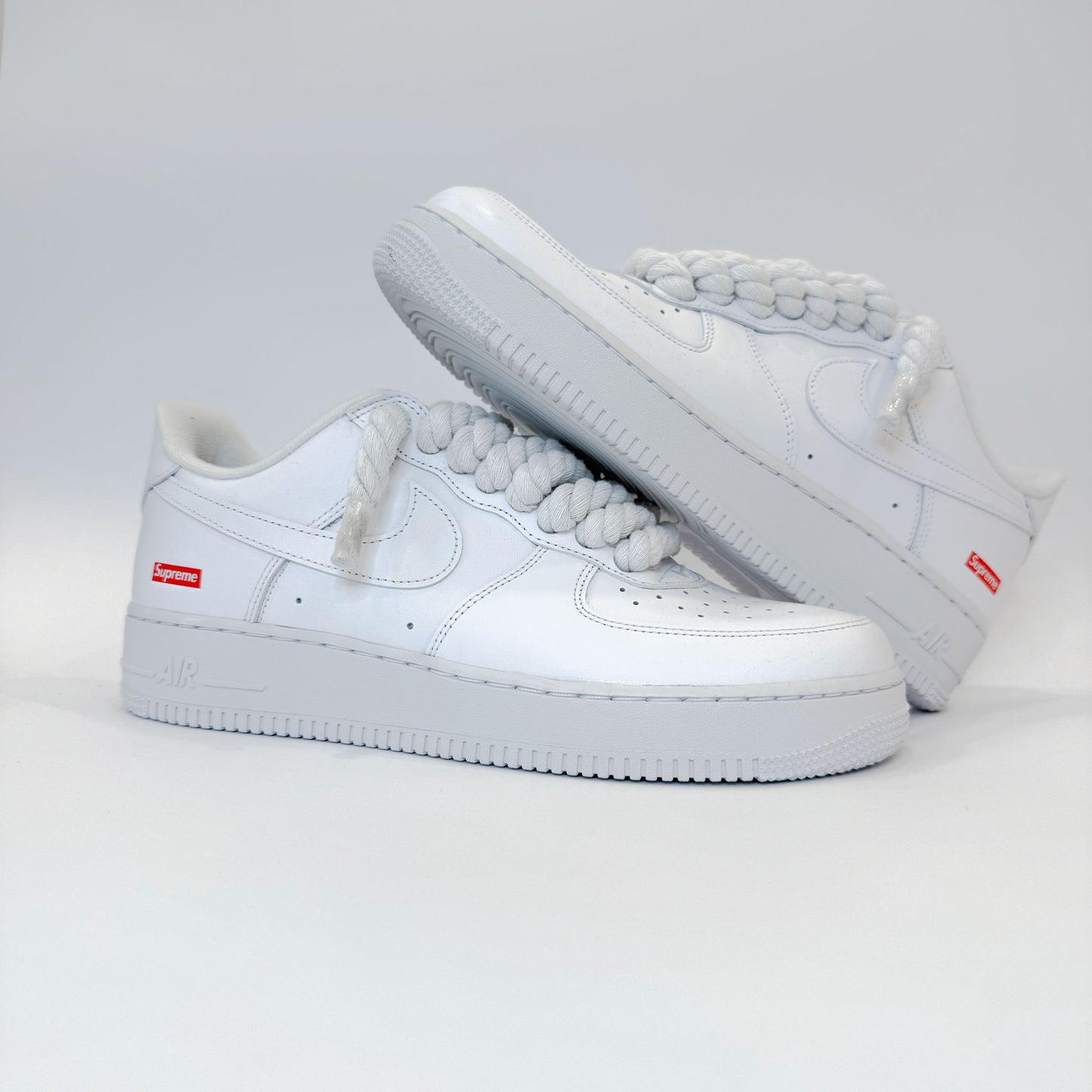 Nike Air Force 1 Low Supreme White – White Rope Laces z boku – čistý biely dizajn s luxusnými lanvin-style šnúrkami.
