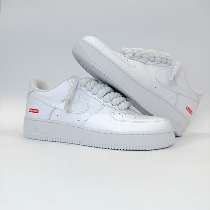 Nike Air Force 1 Low Supreme White – White Rope Laces z boku – čistý biely dizajn s luxusnými lanvin-style šnúrkami.