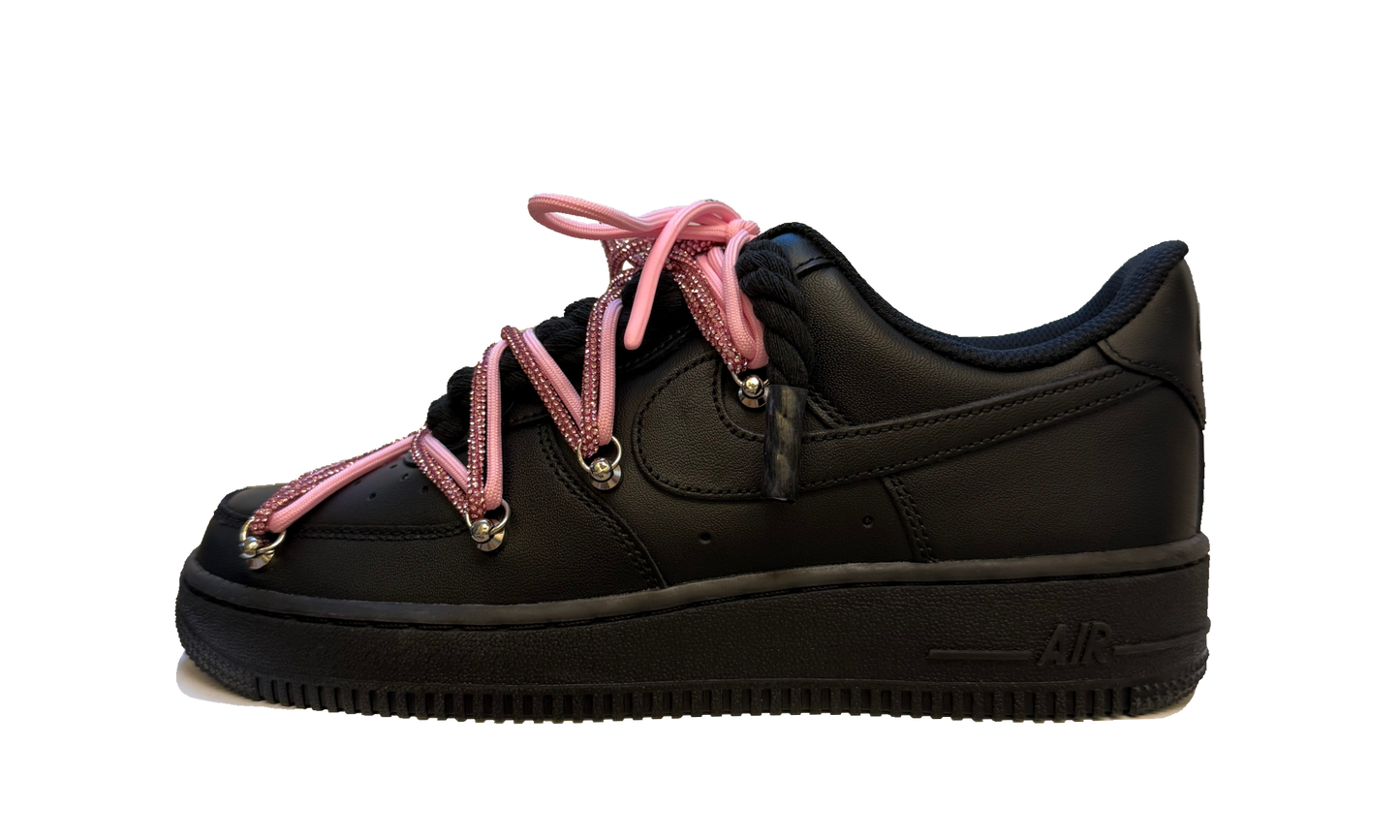 Custom Nike Air Force 1 Low Black Double Glitter Pink Rope Laces Black – čierne tenisky s trblietavými rúžovými šnúrkami, šnúrkami off white a ikonickým logom Swoosh