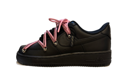 Custom Nike Air Force 1 Low Black Double Glitter Pink Rope Laces Black – čierne tenisky s trblietavými rúžovými šnúrkami, šnúrkami off white a ikonickým logom Swoosh