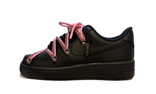 Custom Nike Air Force 1 Low Black Double Glitter Pink Rope Laces Black – čierne tenisky s trblietavými rúžovými šnúrkami, šnúrkami off white a ikonickým logom Swoosh