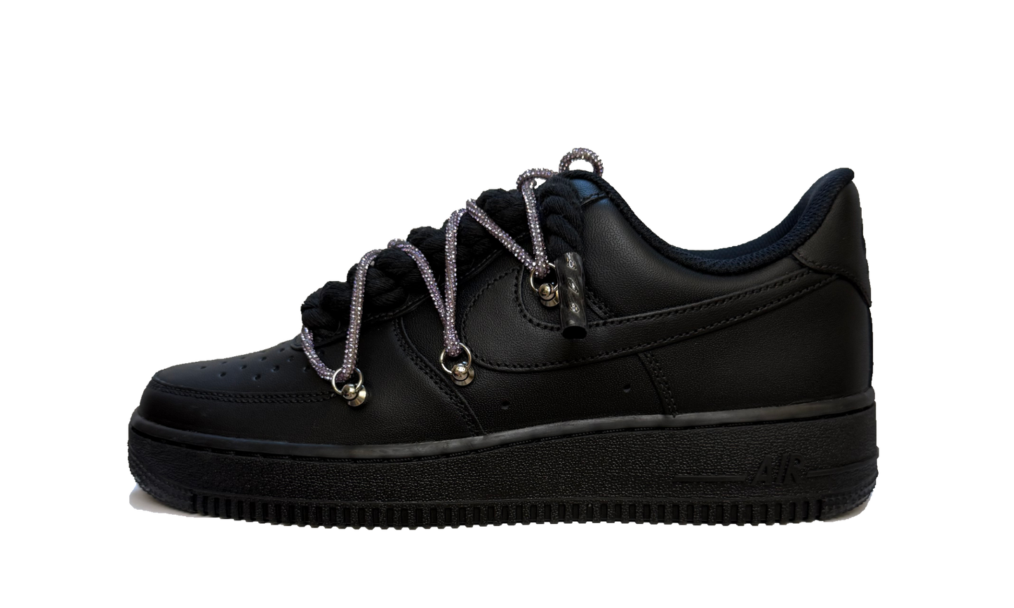 Custom Nike Air Force 1 Low Black Glitter Rope Laces Black – čierne tenisky s trblietavými fialovými šnúrkami a ikonickým logom Swoosh
