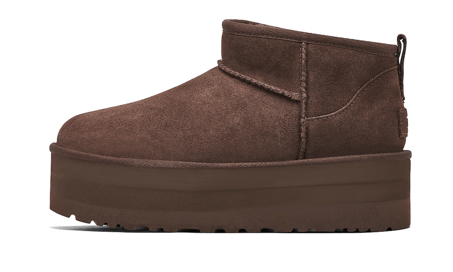 UGG Classic Ultra Mini Platform Chocolate – bočný pohľad na semišové ultra mini platformové čižmy v tmavohnedom odtieni Chocolate.