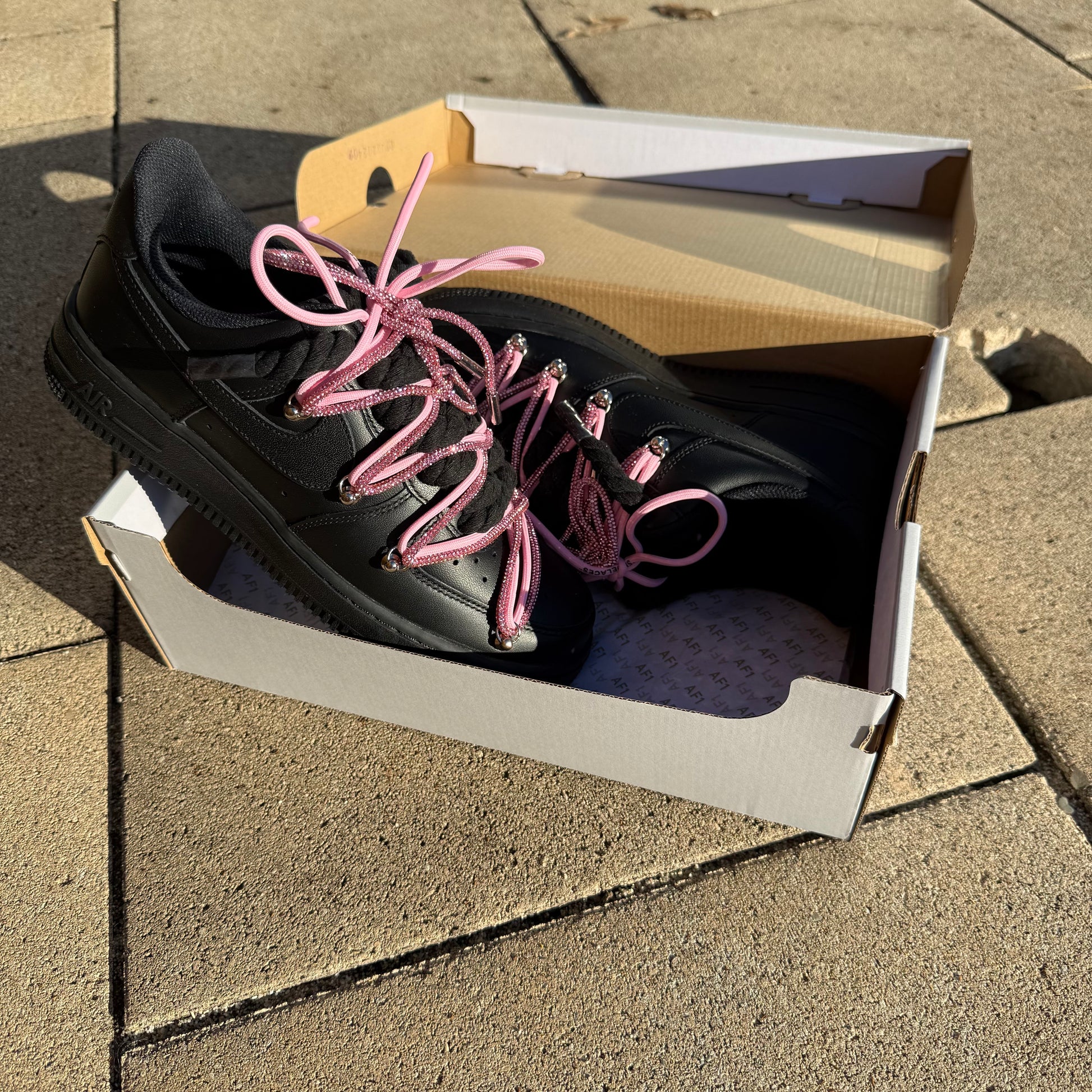 Custom Nike Air Force 1 Low Black Double Glitter Pink Rope Laces Black – čierne tenisky s trblietavými rúžovými šnúrkami, šnúrkami off white a ikonickým logom Swoosh pohľad z uhla