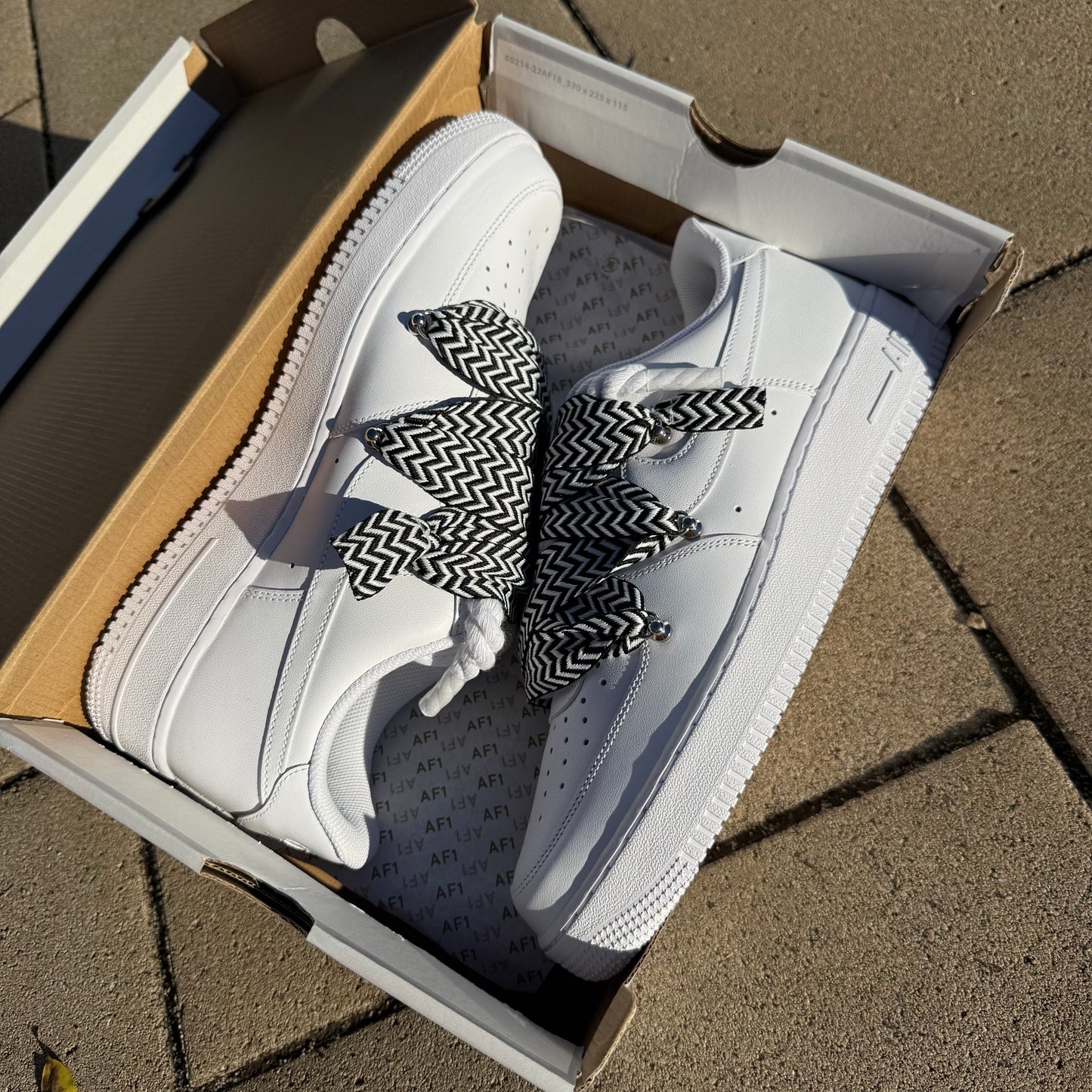 Custom Nike Air Force 1 Low White Lanvin Rope Laces White/Black – Biele tenisky doplnené o ikonické lanvin šnúry a s ikonickým logom Swoosh pohľad z hora