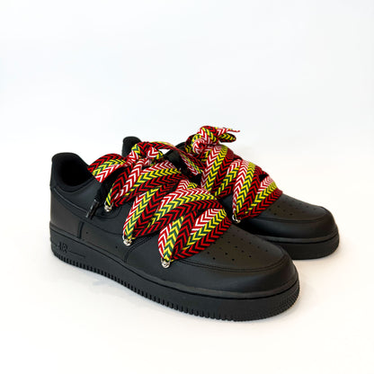 Nike Air Force 1 Black Lanvin Rope Laces Multicolor z boku – kontrast medzi čiernym zvrškom a výraznými farebnými lanvin šnúrkami