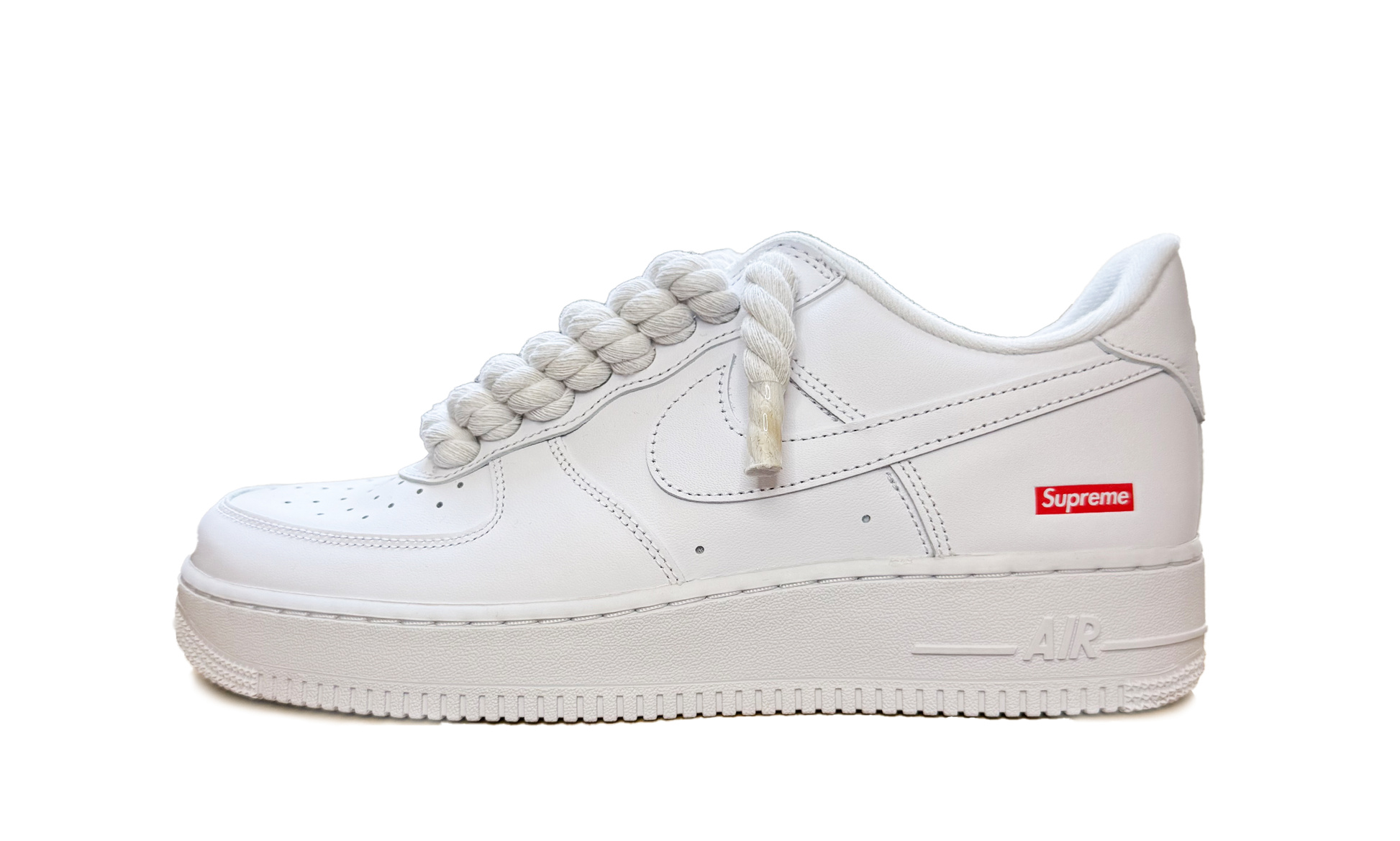 Custom Nike Air Force 1 Low Supreme White – biele tenisky s bielymi rope šnúrkami a ikonickým logom Swoosh.