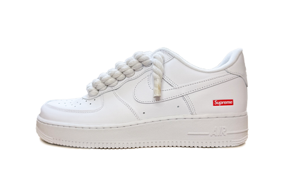 Custom Nike Air Force 1 Low Supreme White – biele tenisky s bielymi rope šnúrkami a ikonickým logom Swoosh.