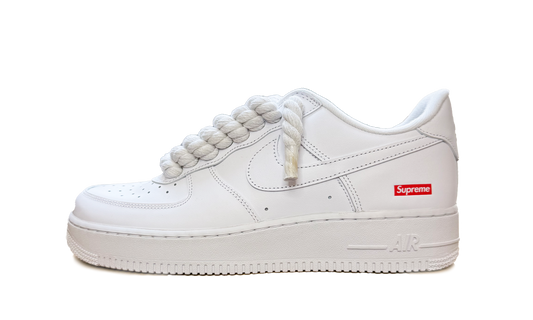 Custom Nike Air Force 1 Low Supreme White – biele tenisky s bielymi rope šnúrkami a ikonickým logom Swoosh.