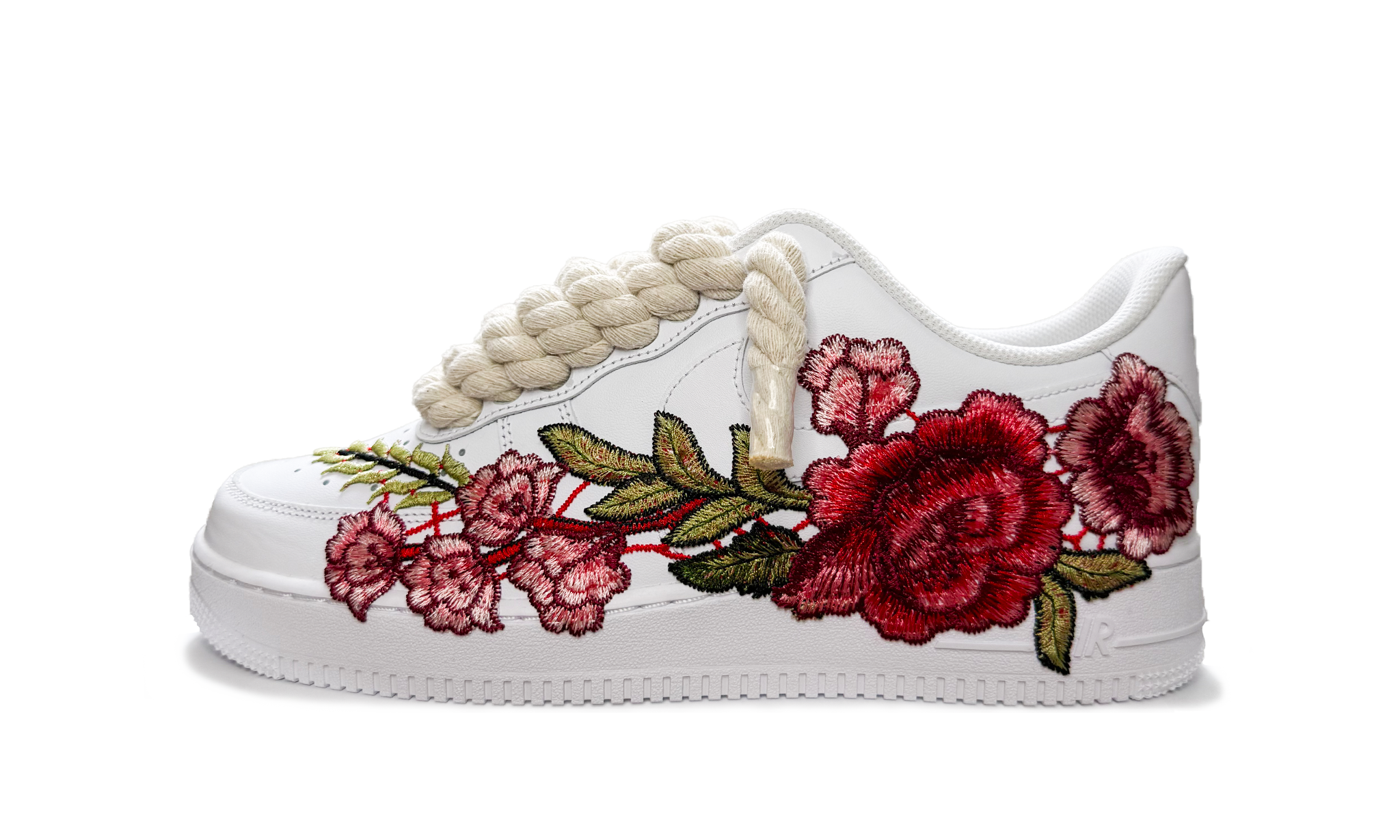 Custom Nike Air Force 1 Low White Red Rose – biele tenisky s červenou ružovou výšivkou a béžovými rope šnúrkami