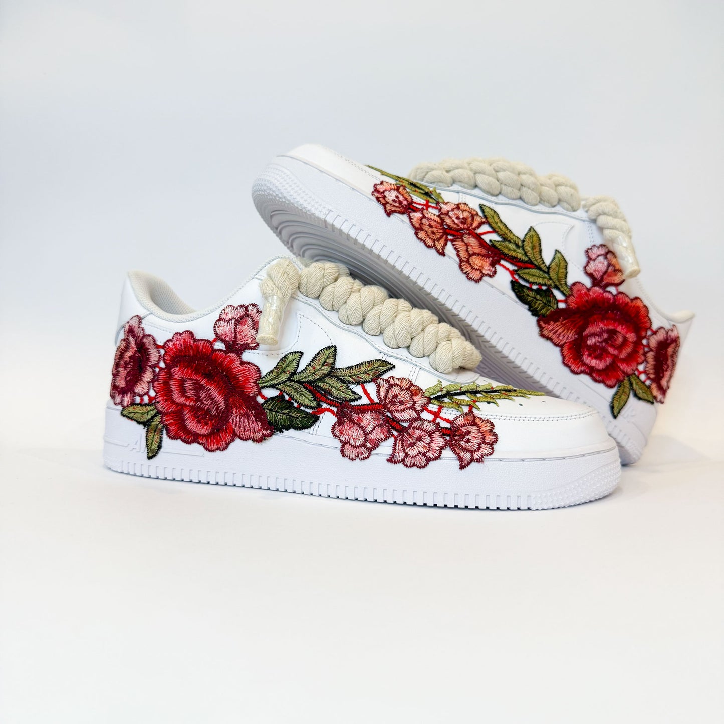 Nike Air Force 1 Low White Red Rose – Beige Rope Laces zhora – kombinácia bielych tónov, béžových šnúrok a červených detailov