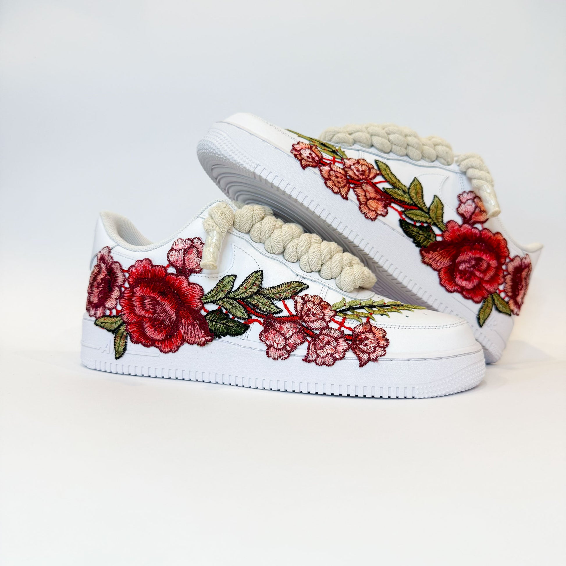 Nike Air Force 1 Low White Red Rose – Beige Rope Laces zhora – kombinácia bielych tónov, béžových šnúrok a červených detailov
