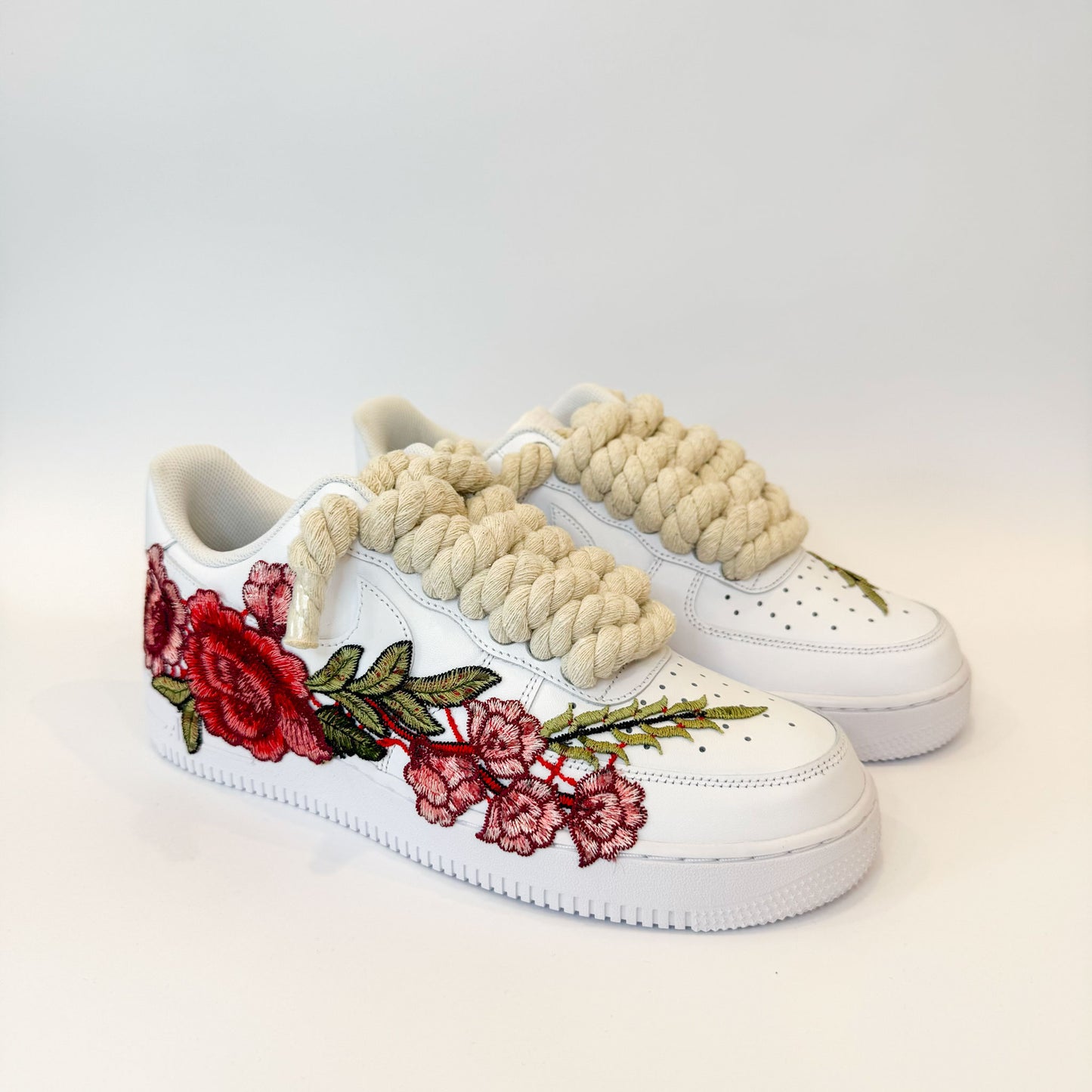 Pár custom Nike Air Force 1 Low White Red Rose – ručne upravené tenisky s kvetinovou výšivkou a prémiovými béžovými rope šnúrkami