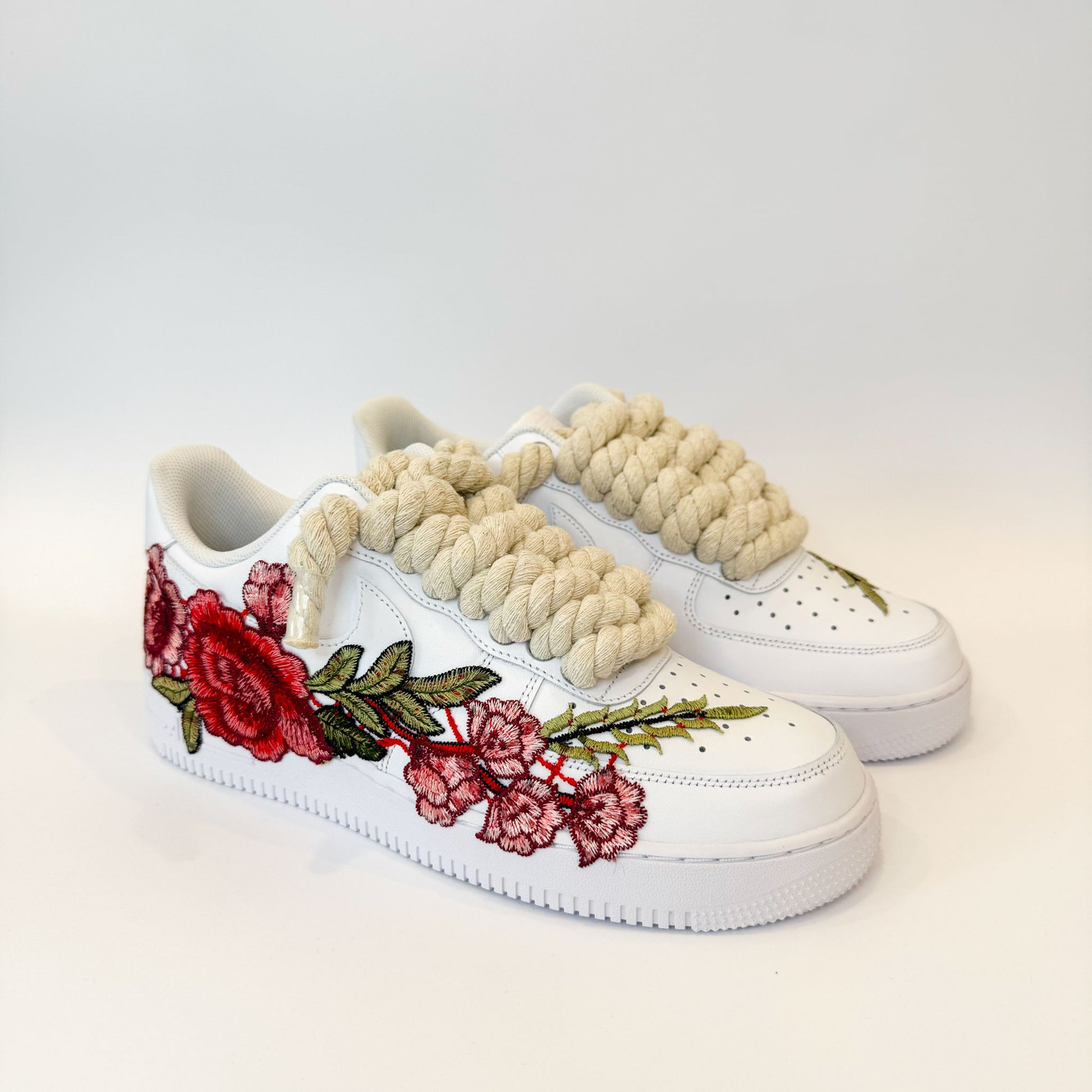 Pár custom Nike Air Force 1 Low White Red Rose – ručne upravené tenisky s kvetinovou výšivkou a prémiovými béžovými rope šnúrkami