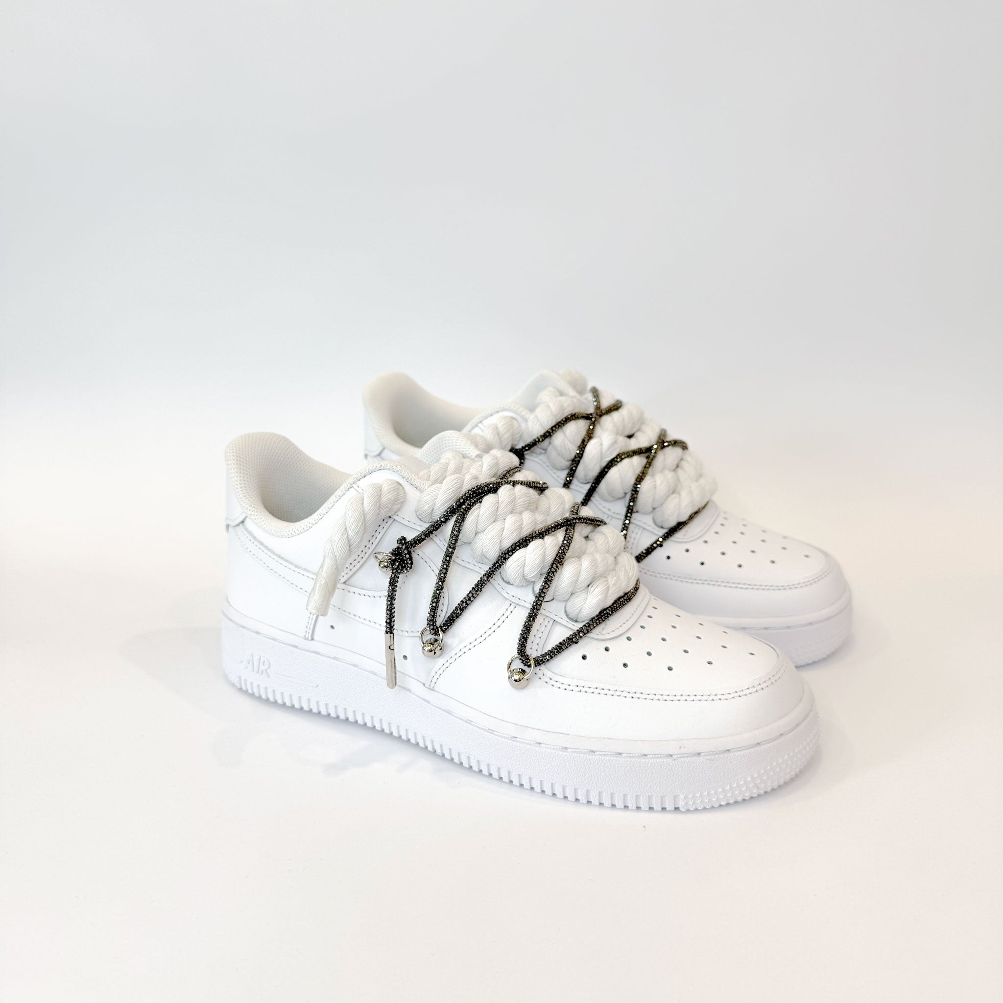 Pár custom Nike Air Force 1 Low White Double Rope Laces White Black – ručne upravené biele tenisky s kontrastnými bielo-čiernymi šnúrkami a lanom.