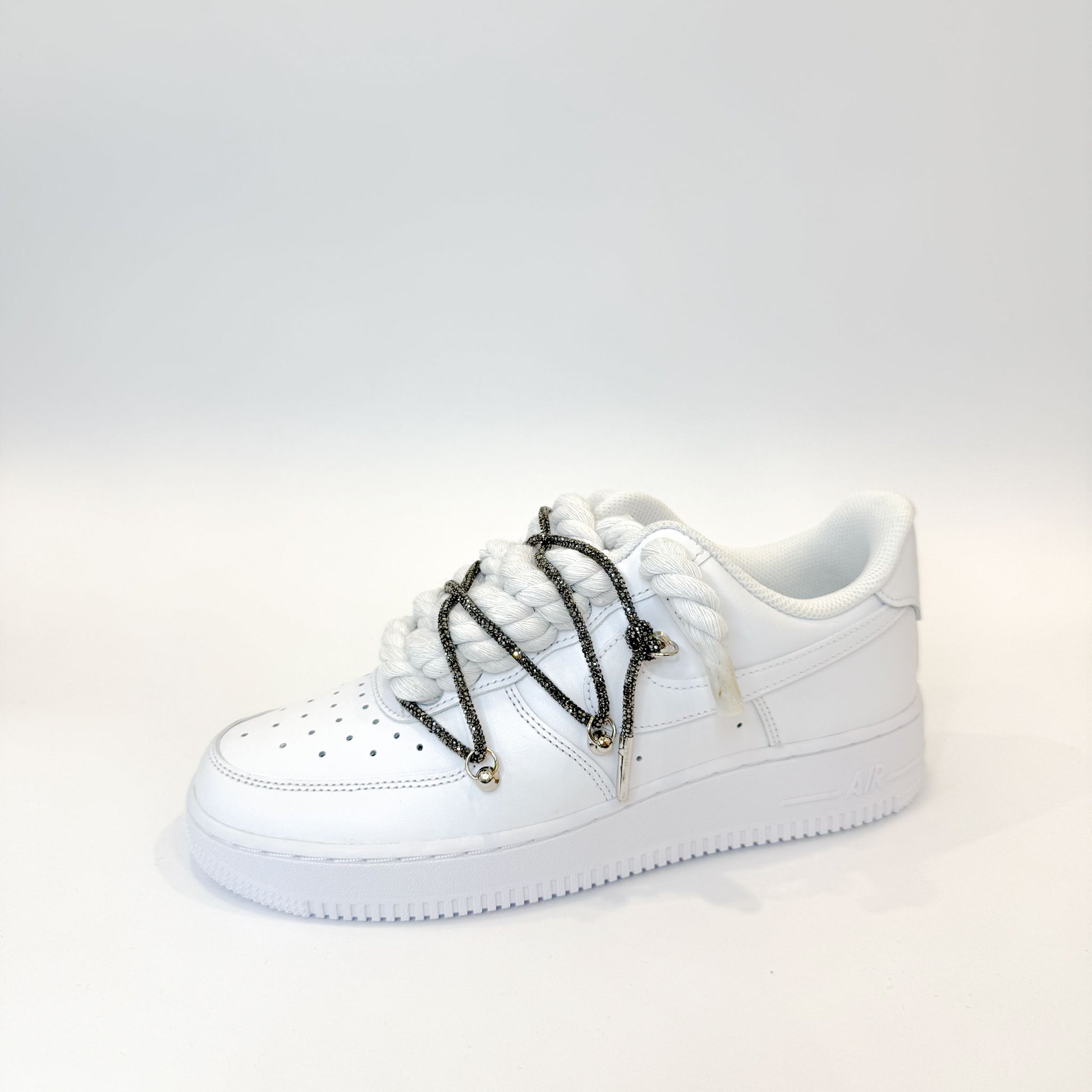 Pohľad na Nike Air Force 1 Low White Double Rope Laces White Black – detail custom šnúrok a minimalistického bieleho zvršku.