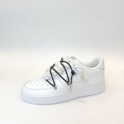 Pohľad na Nike Air Force 1 Low White Double Rope Laces White Black – detail custom šnúrok a minimalistického bieleho zvršku.